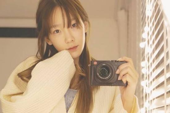 Taeyeon quay clip dưỡng da, để mặt mộc cho fan xem