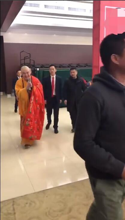 Đường Tăng Từ Thiếu Hoa diễn hội chợ, nhiều khán giả ôm ấp quá khích gây bất bình-1