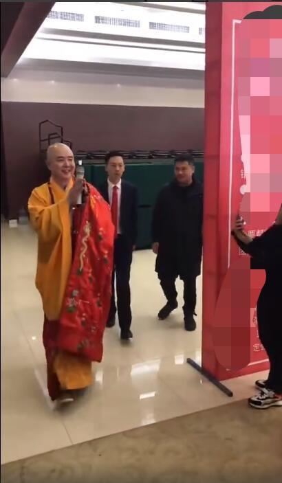 Đường Tăng Từ Thiếu Hoa diễn hội chợ, nhiều khán giả ôm ấp quá khích gây bất bình-2