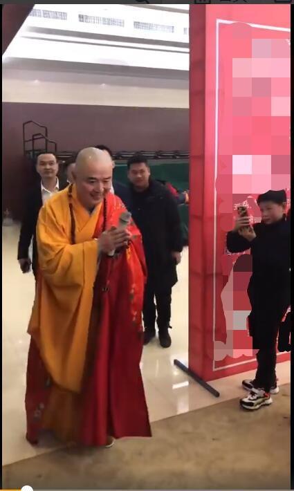 Đường Tăng Từ Thiếu Hoa diễn hội chợ, nhiều khán giả ôm ấp quá khích gây bất bình-3