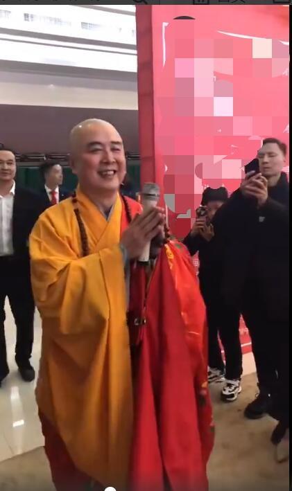 Đường Tăng Từ Thiếu Hoa diễn hội chợ, nhiều khán giả ôm ấp quá khích gây bất bình-4