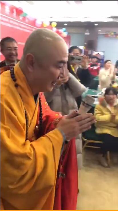 Đường Tăng Từ Thiếu Hoa diễn hội chợ, nhiều khán giả ôm ấp quá khích gây bất bình-5