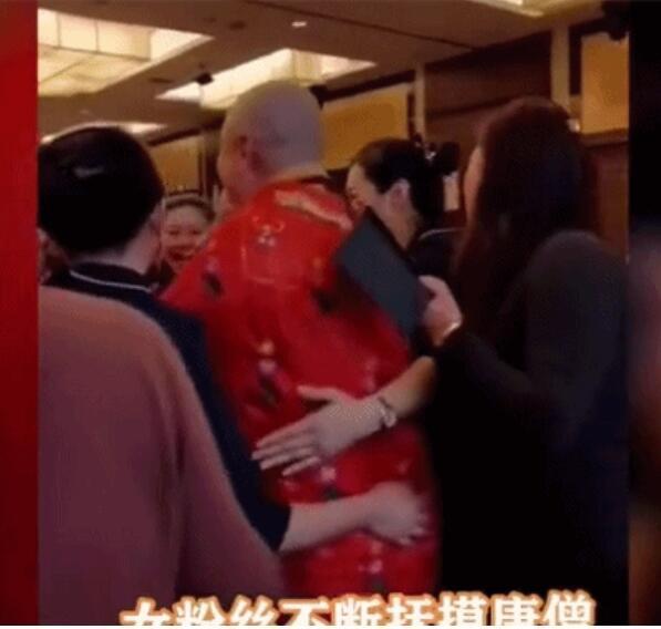 Đường Tăng Từ Thiếu Hoa diễn hội chợ, nhiều khán giả ôm ấp quá khích gây bất bình-6