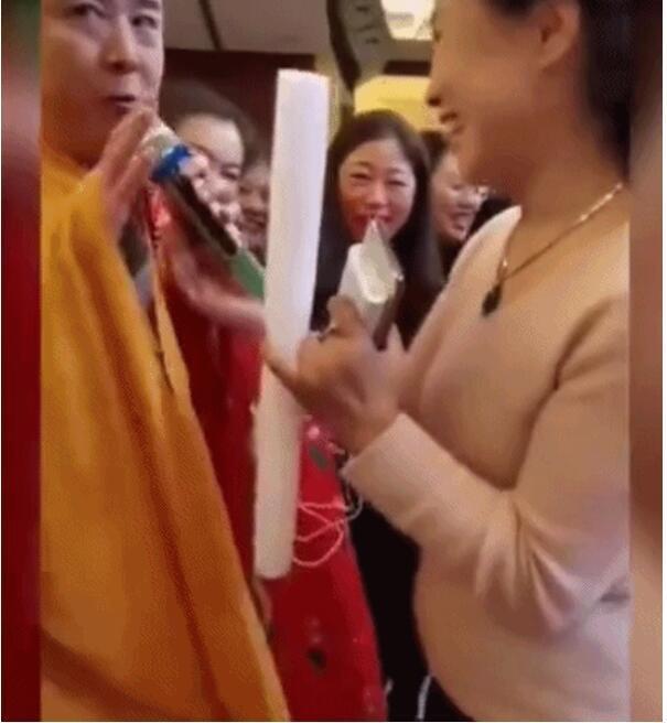 Đường Tăng Từ Thiếu Hoa diễn hội chợ, nhiều khán giả ôm ấp quá khích gây bất bình-7