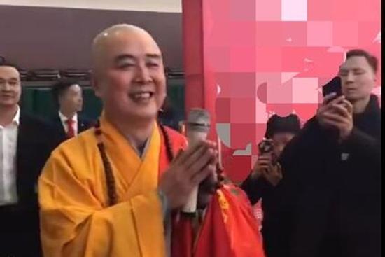 'Đường Tăng' Từ Thiếu Hoa diễn hội chợ, nhiều khán giả ôm ấp quá khích gây bất bình