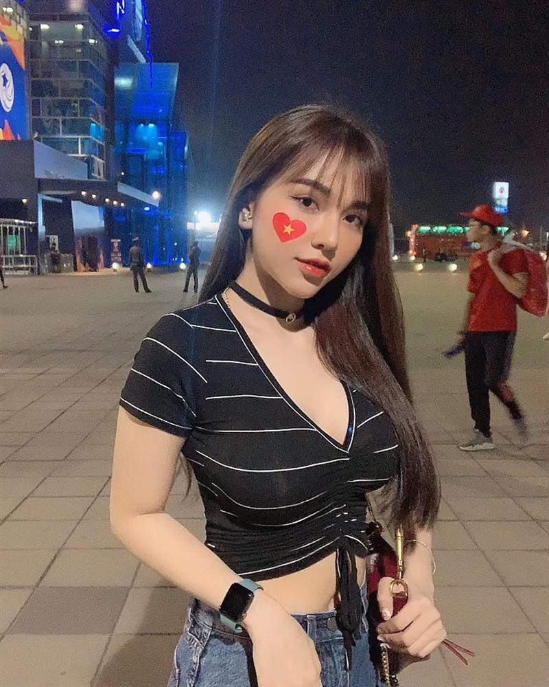 Bạn gái Hoàng Đức đi lạc, ăn mì gói khi sang Thái cổ vũ người yêu-1