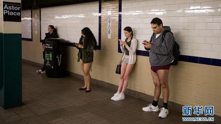 Mỹ: Những hình ảnh thú vị trong ngày Đi tàu điện không mặc quần-3