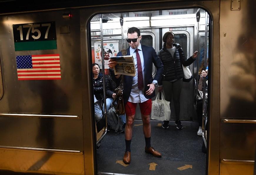 Mỹ: Những hình ảnh thú vị trong ngày Đi tàu điện không mặc quần-7