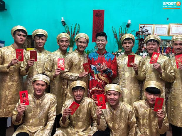 Chú rể Đỗ Duy Mạnh trang điểm sương sương, cô dâu Quỳnh Anh vấn đầu tổ chim trong lễ ăn hỏi-4