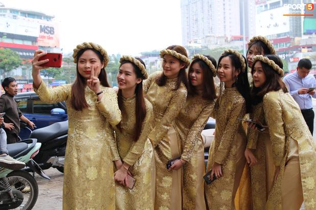 Chú rể Đỗ Duy Mạnh trang điểm sương sương, cô dâu Quỳnh Anh vấn đầu tổ chim trong lễ ăn hỏi-10