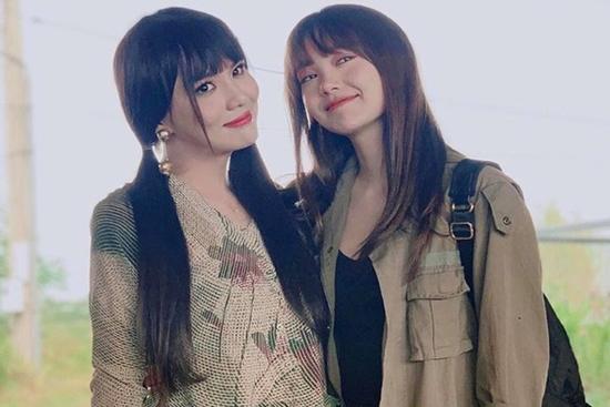 Minh Hằng - Duy Khánh 'hack não' fan với bức hình chẳng khác nào chị em song sinh