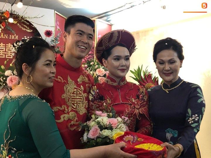 Đỗ Duy Mạnh và Quỳnh Anh chơi lớn với bộ áo ăn hỏi cầu kỳ, khổ nỗi lại tông lệch tông-3