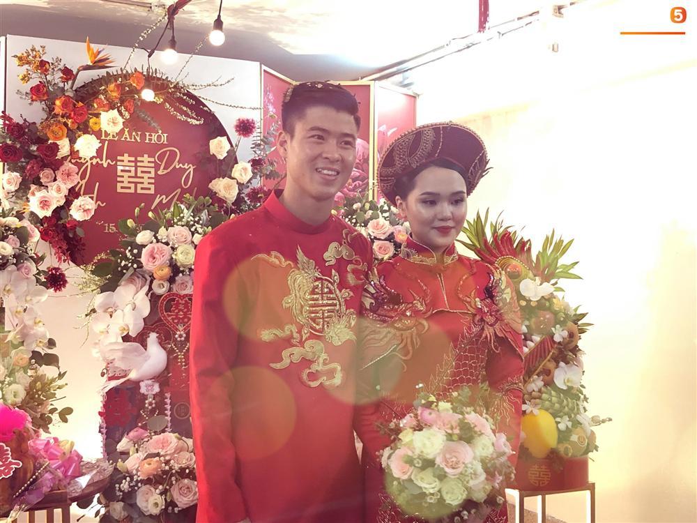 Đỗ Duy Mạnh và Quỳnh Anh chơi lớn với bộ áo ăn hỏi cầu kỳ, khổ nỗi lại tông lệch tông-4