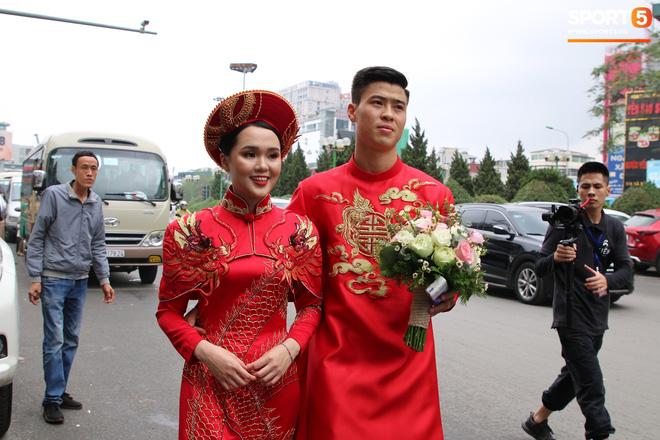 Đỗ Duy Mạnh và Quỳnh Anh chơi lớn với bộ áo ăn hỏi cầu kỳ, khổ nỗi lại tông lệch tông-5