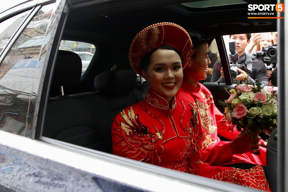 Đỗ Duy Mạnh và Quỳnh Anh chơi lớn với bộ áo ăn hỏi cầu kỳ, khổ nỗi lại tông lệch tông-6