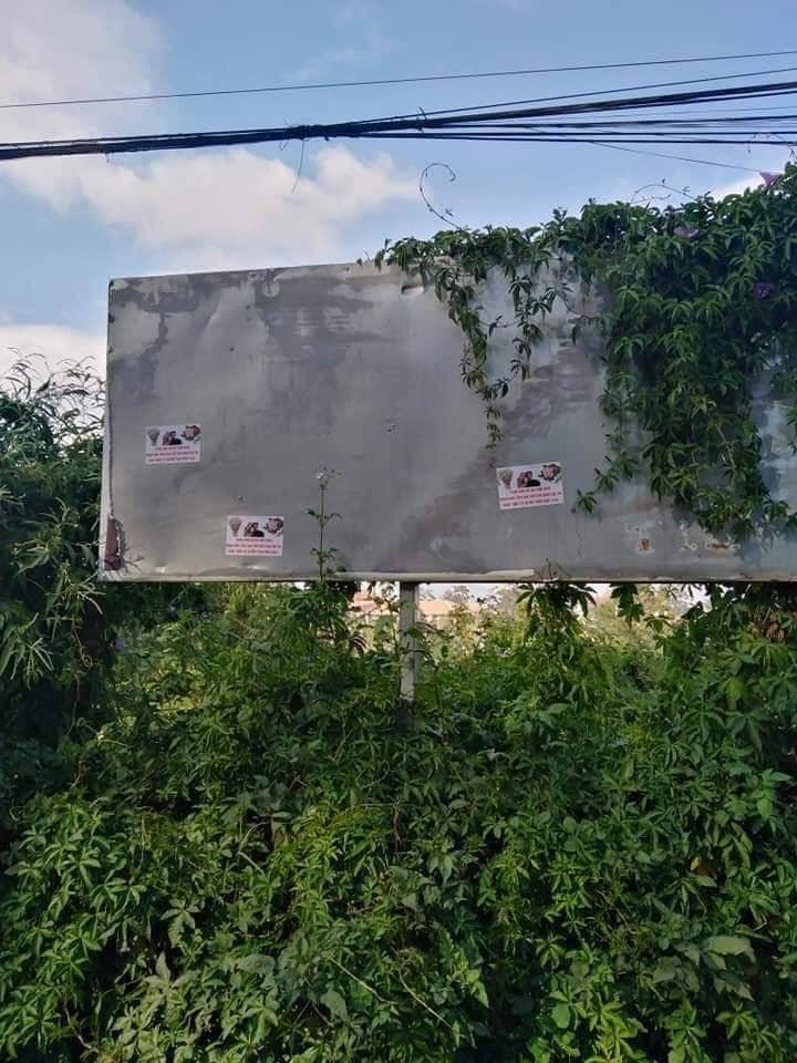 Bạn gái chia tay, thanh niên chơi lớn in mấy chục kg băng rôn có ảnh 2 đứa dán khắp thành phố-4