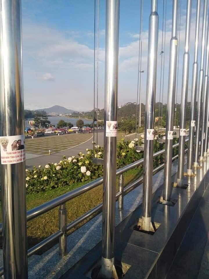 Bạn gái chia tay, thanh niên chơi lớn in mấy chục kg băng rôn có ảnh 2 đứa dán khắp thành phố-8