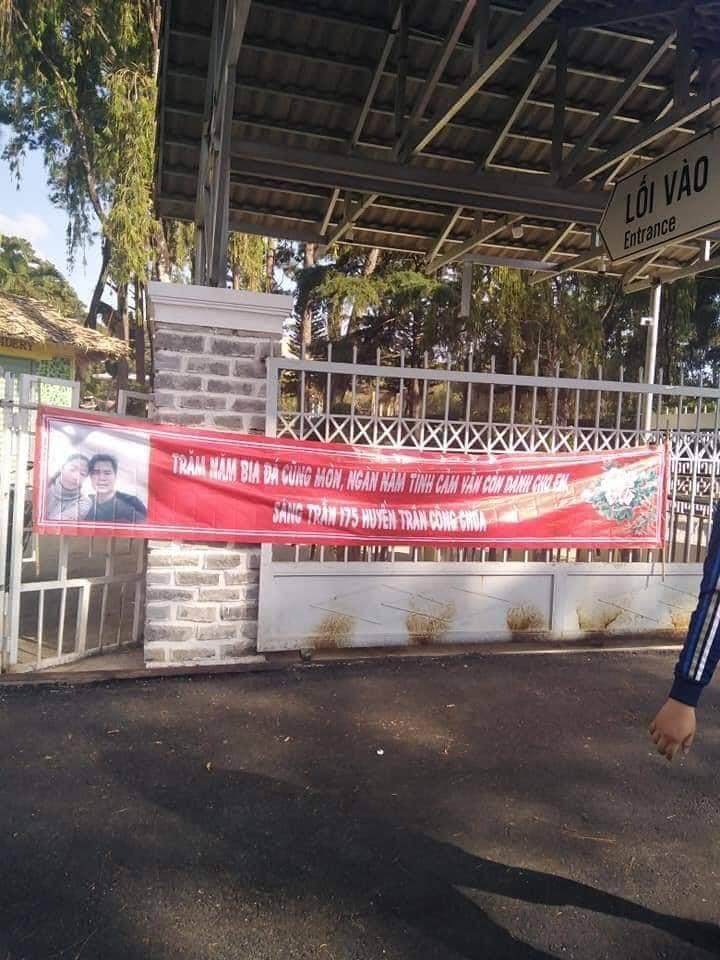 Bạn gái chia tay, thanh niên chơi lớn in mấy chục kg băng rôn có ảnh 2 đứa dán khắp thành phố-9