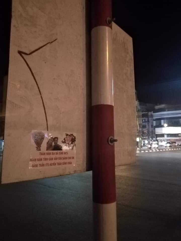 Bạn gái chia tay, thanh niên chơi lớn in mấy chục kg băng rôn có ảnh 2 đứa dán khắp thành phố-11