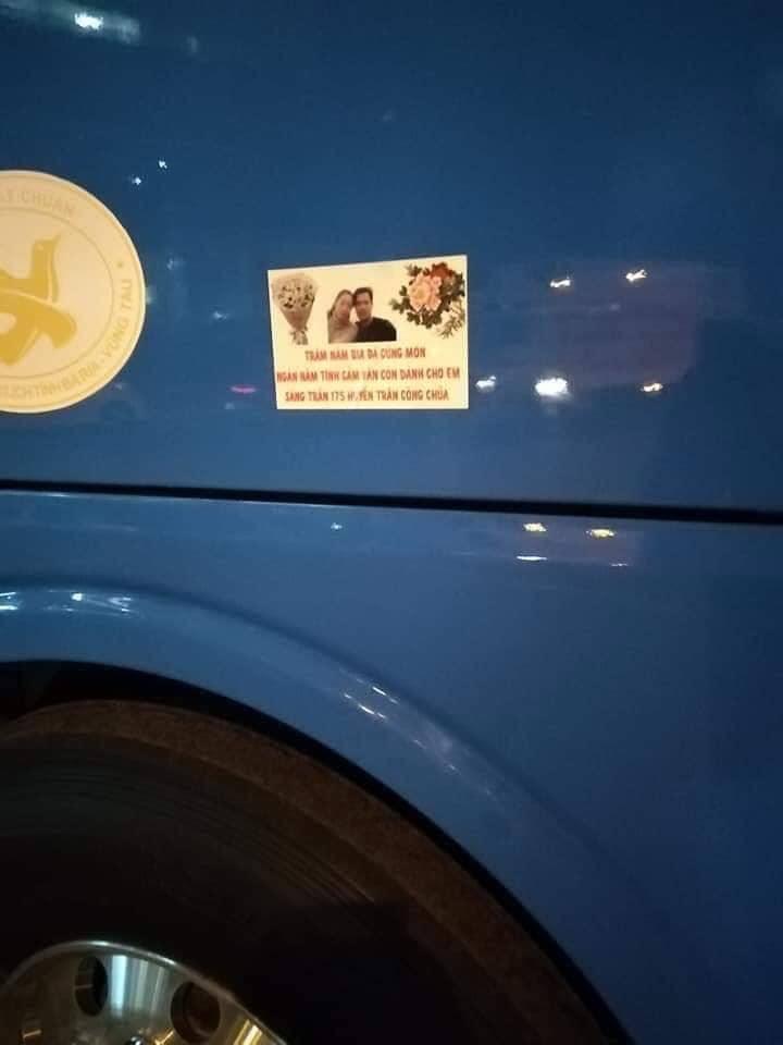 Bạn gái chia tay, thanh niên chơi lớn in mấy chục kg băng rôn có ảnh 2 đứa dán khắp thành phố-12