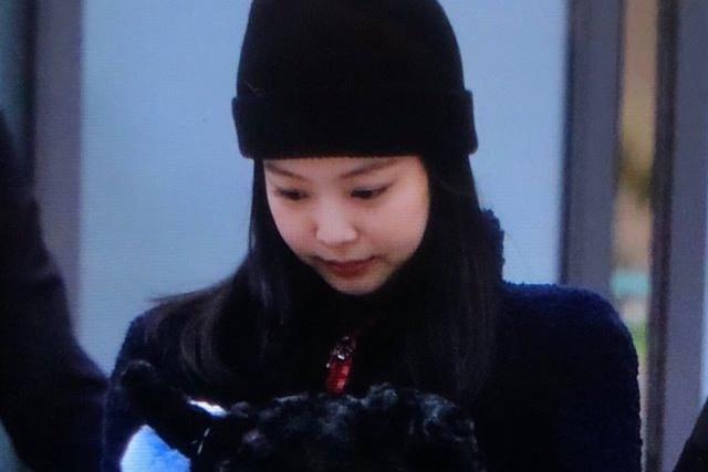 Jennie khoe bộ móng hơn 30 triệu, bảo sao fan BLACKPINK luôn than quá thiên vị!-12