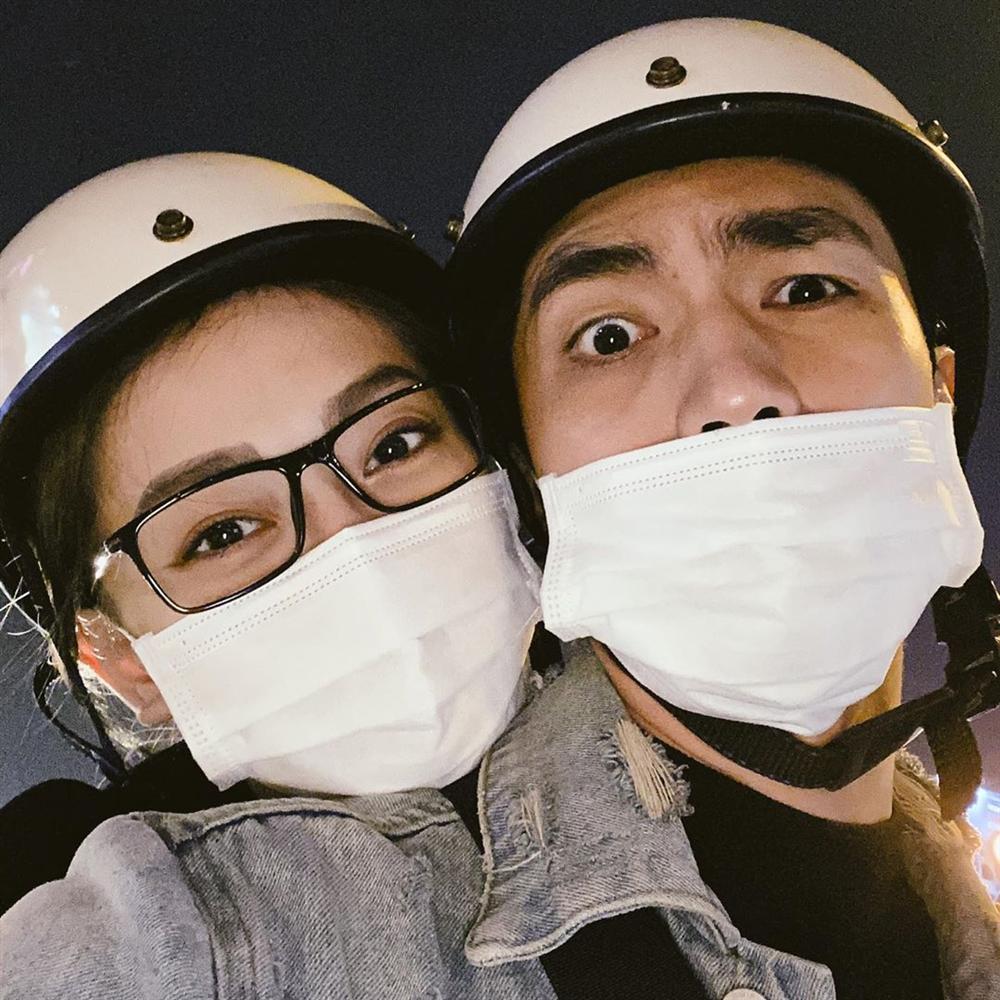 Hết hồn với dáng đứng của Bình An - Bùi Phương Nga trên phố khi mặc áo dài-4