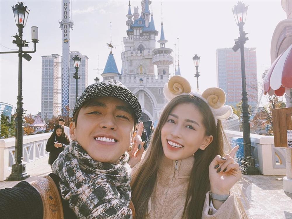 Hết hồn với dáng đứng của Bình An - Bùi Phương Nga trên phố khi mặc áo dài-5