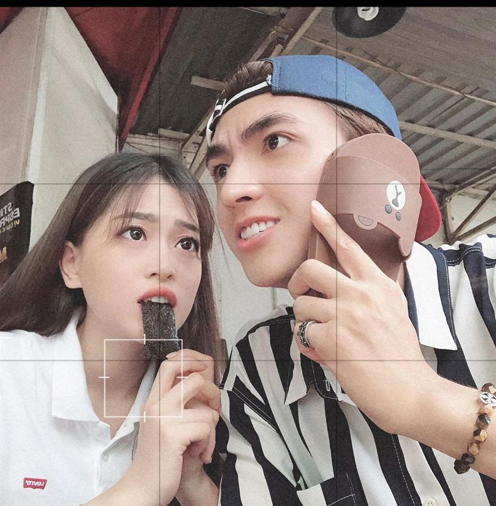 Hết hồn với dáng đứng của Bình An - Bùi Phương Nga trên phố khi mặc áo dài-6