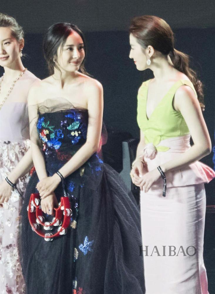 Quá khứ kém một bậc, nhưng nhan sắc Dương Mịch giờ đây bỏ xa Lưu Diệc Phi rồi!-7