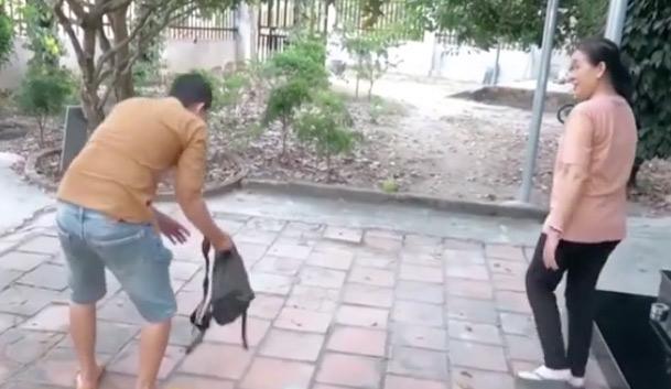 Clip: Giáp Tết vẫn còn nhọ, thanh niên bị mẹ tống cổ ra khỏi nhà chỉ vì không đưa bạn gái về cùng-1