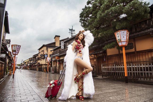 Người đẹp mặc bikini đi bay: Độc chiêu hút khách của các hãng hàng không-11