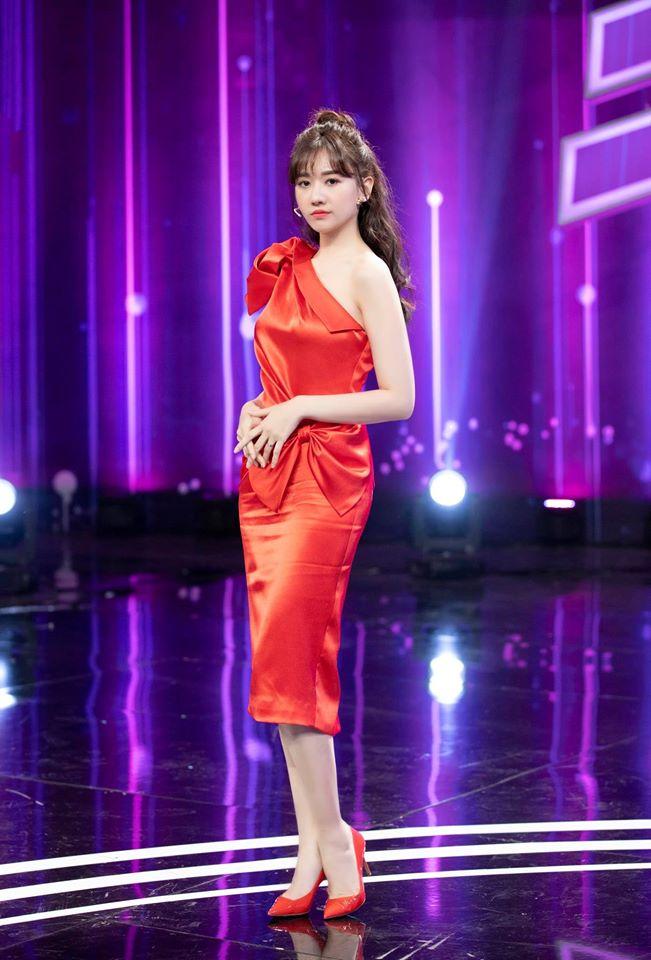 Hari Won mất điểm vì vài lần mặc lót đệm ngực dày cộm, gồ ghề-5