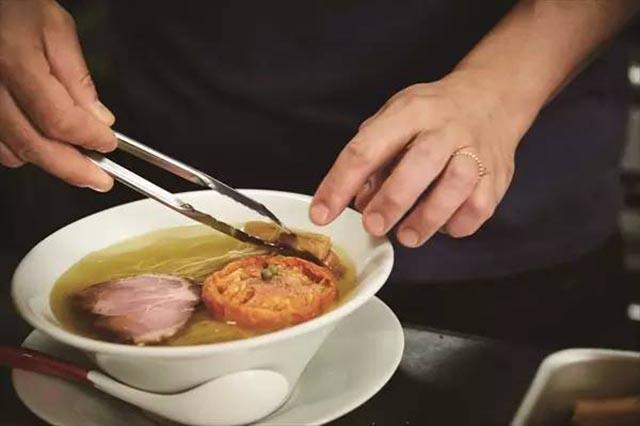 Tiệm ramen nhỏ đạt cả sao Michelin, chỉ có 9 chỗ ngồi và bán đúng 150 bát mỗi ngày-3