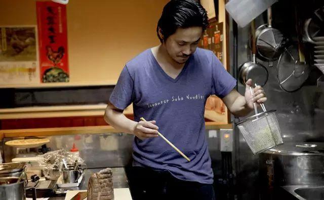 Tiệm ramen nhỏ đạt cả sao Michelin, chỉ có 9 chỗ ngồi và bán đúng 150 bát mỗi ngày-6