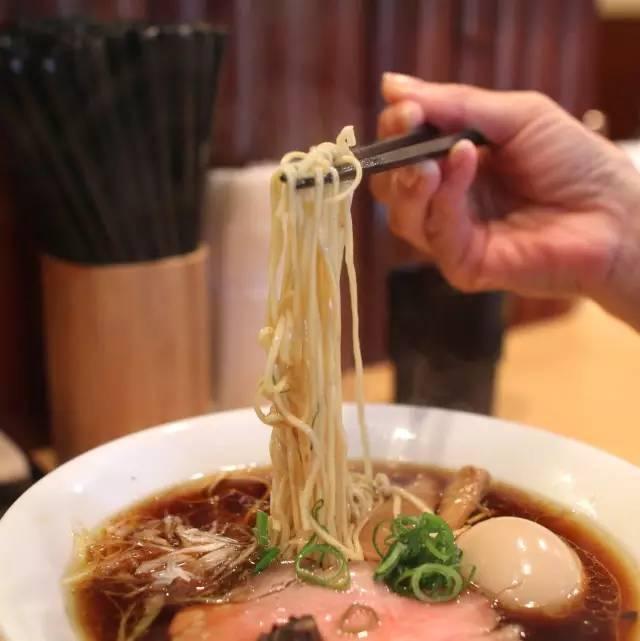 Tiệm ramen nhỏ đạt cả sao Michelin, chỉ có 9 chỗ ngồi và bán đúng 150 bát mỗi ngày-7