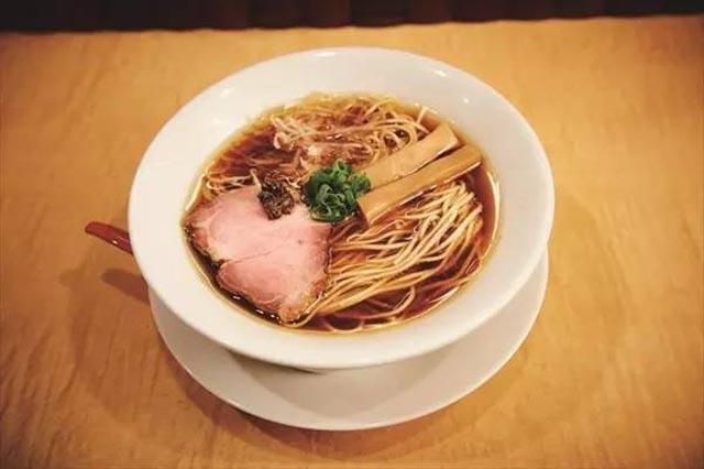 Tiệm ramen nhỏ đạt cả sao Michelin, chỉ có 9 chỗ ngồi và bán đúng 150 bát mỗi ngày-10