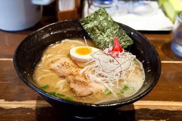 Tiệm ramen nhỏ đạt cả sao Michelin, chỉ có 9 chỗ ngồi và bán đúng 150 bát mỗi ngày-11
