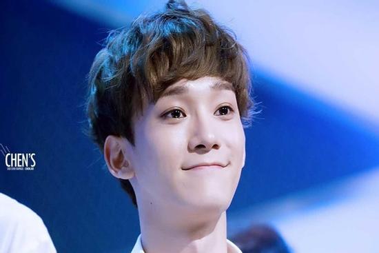 Chen (EXO) diện đồ đơn giản hát nhạc phim 'Hậu duệ mặt trời'