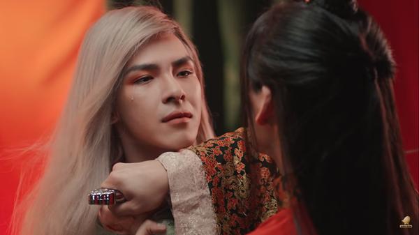 Ra mắt gần 2 tuần, khán giả mới phát hiện ra chi tiết vô lý trong MV Canh ba của Nguyễn Trần Trung Quân-2