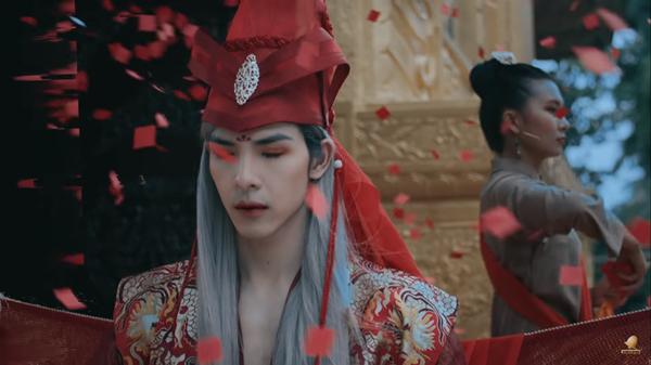 Ra mắt gần 2 tuần, khán giả mới phát hiện ra chi tiết vô lý trong MV Canh ba của Nguyễn Trần Trung Quân-5