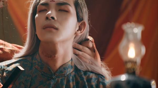 Ra mắt gần 2 tuần, khán giả mới phát hiện ra chi tiết vô lý trong MV Canh ba của Nguyễn Trần Trung Quân-6