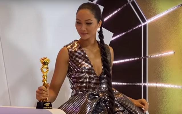 Thắng giải Mỹ nhân của năm, HHen Niê tự nhủ soi gương 9 lần, không còn dám xuề xòa khi ra đường-2