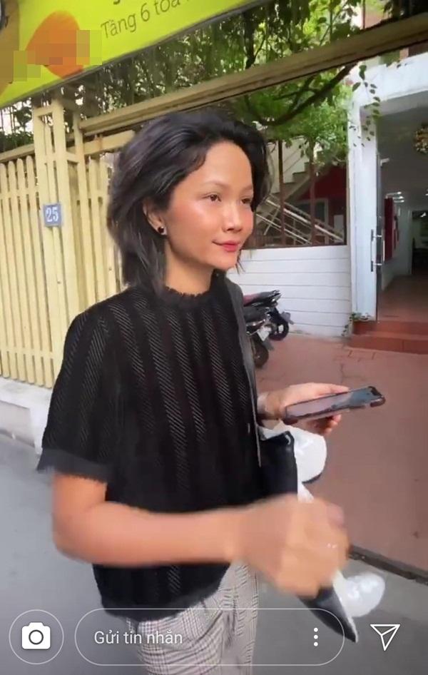 Thắng giải Mỹ nhân của năm, HHen Niê tự nhủ soi gương 9 lần, không còn dám xuề xòa khi ra đường-6