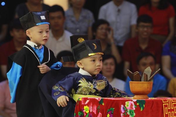 Team 5 chú tiểu diễn liên tiếp 15 vòng, lập kỉ lục hoành tráng tại gala Thách Thức Danh Hài-5