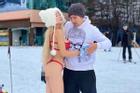 Trời lạnh -6 độ, Ngân 98 lại gây sốc khi mặc bikini uốn éo tạo dáng cùng bạn trai ở Hàn Quốc