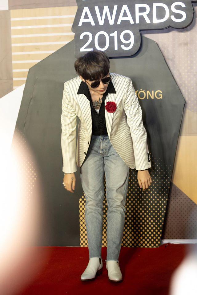 Nổi tiếng cỡ mấy cũng không bỏ thói quen chào gập người, Sơn Tùng M-TP được khen ngoan nhất showbiz Việt-1