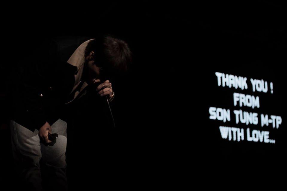 Nổi tiếng cỡ mấy cũng không bỏ thói quen chào gập người, Sơn Tùng M-TP được khen ngoan nhất showbiz Việt-3