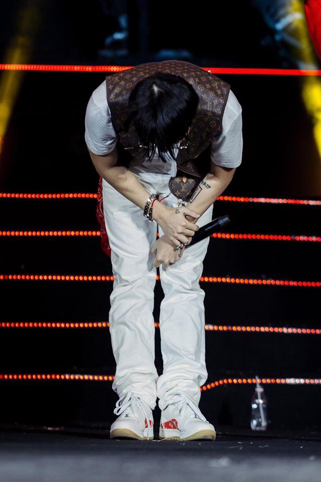 Nổi tiếng cỡ mấy cũng không bỏ thói quen chào gập người, Sơn Tùng M-TP được khen ngoan nhất showbiz Việt-9