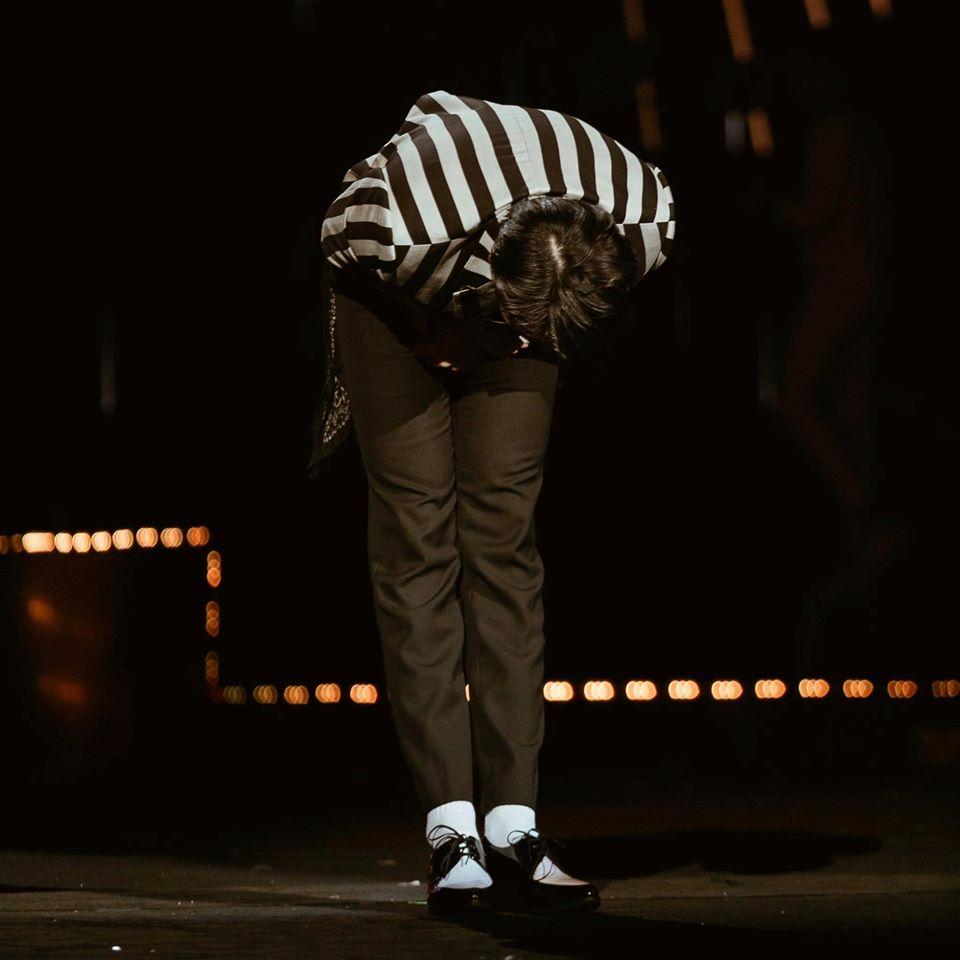 Nổi tiếng cỡ mấy cũng không bỏ thói quen chào gập người, Sơn Tùng M-TP được khen ngoan nhất showbiz Việt-10