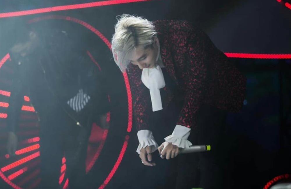 Nổi tiếng cỡ mấy cũng không bỏ thói quen chào gập người, Sơn Tùng M-TP được khen ngoan nhất showbiz Việt-12